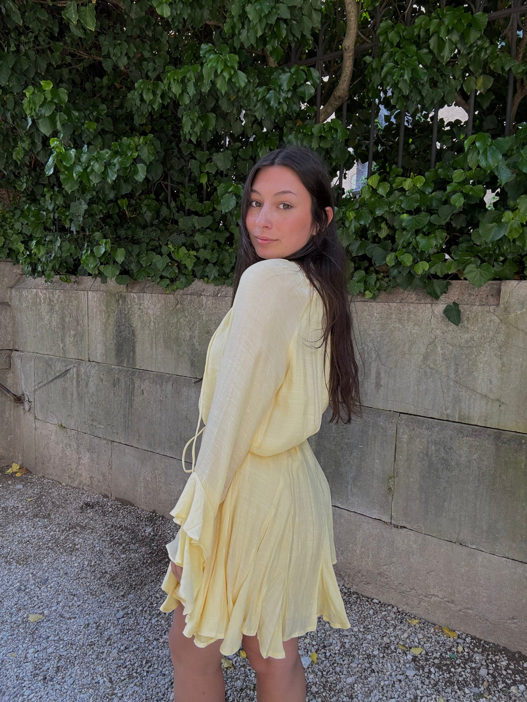 Robe courte décolletée - jaune pâle Menzo