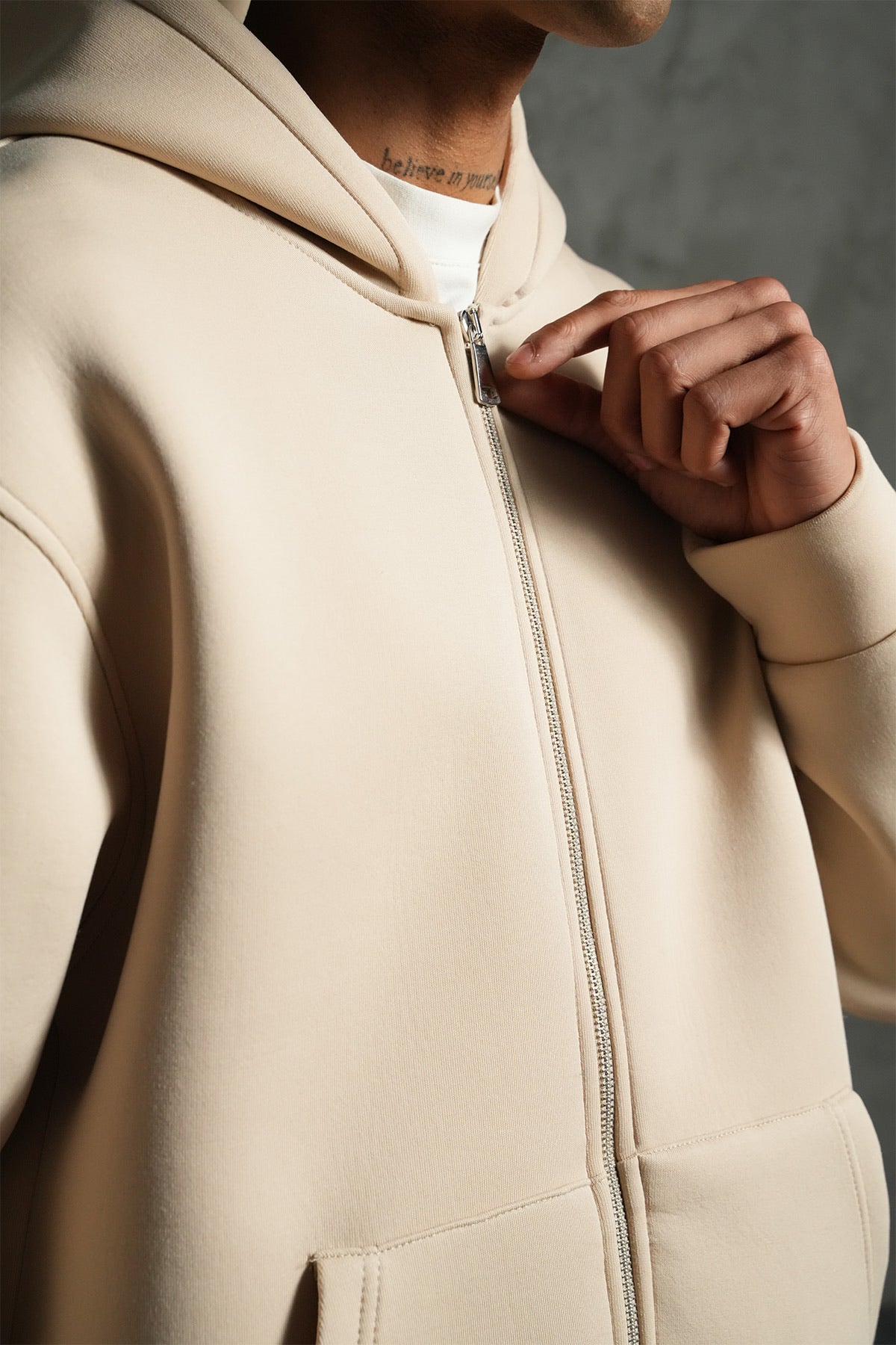 Gilet à Capuche Zippé Beige Nude – Coupe Oversize Structurée