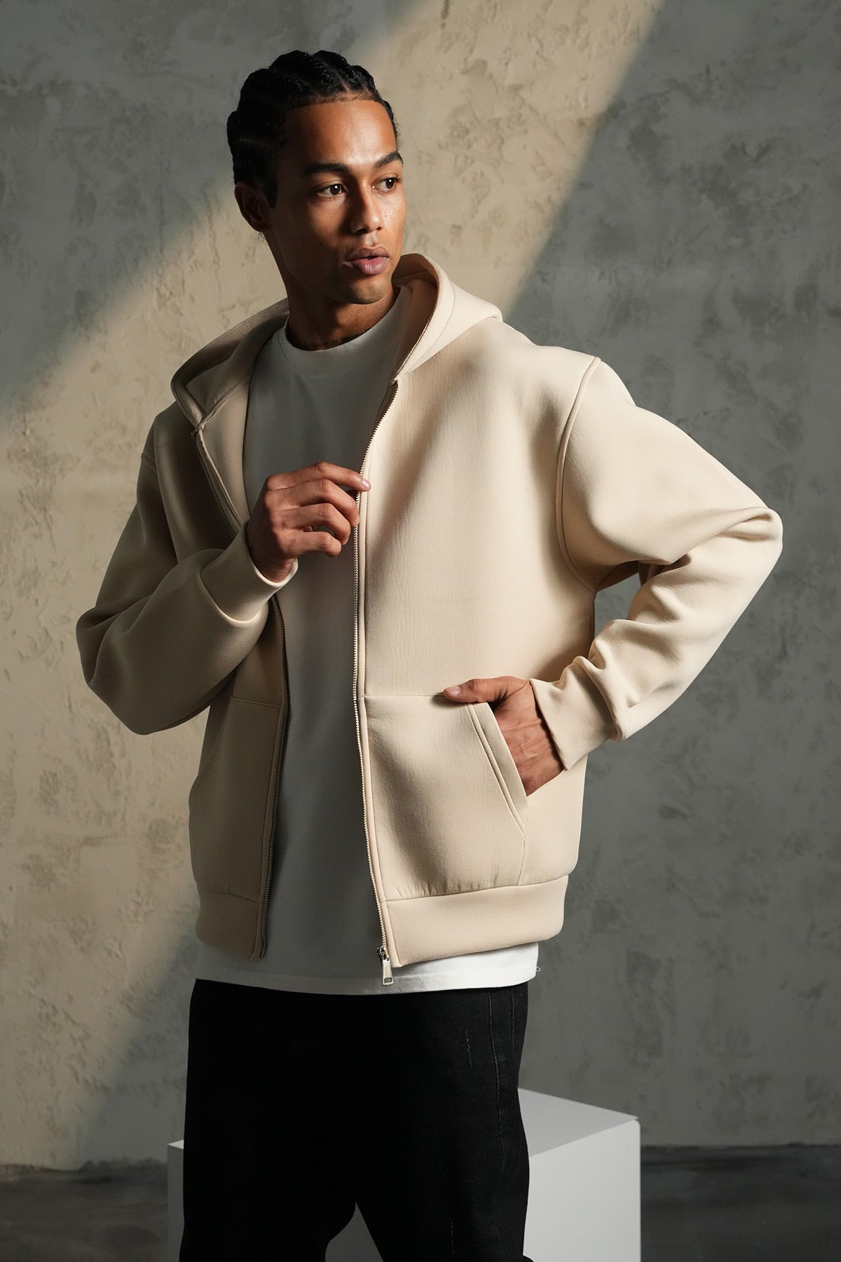 Gilet à Capuche Zippé Beige Nude – Coupe Oversize Structurée